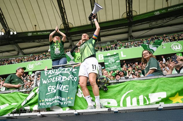 Soccer I Women I Season 2025 2026 I Bundesliga I Matchday 26 I VfL Wolfsburg 1 FC Nürnberg I 17 05 2026 Alexandra Popp 11, VfL Wolfsburg with megaphone after the match with the fans Wolfsburg Volkswagen Arena Niedersachsen Germany Copyright: xLobeca InesxHähnelx