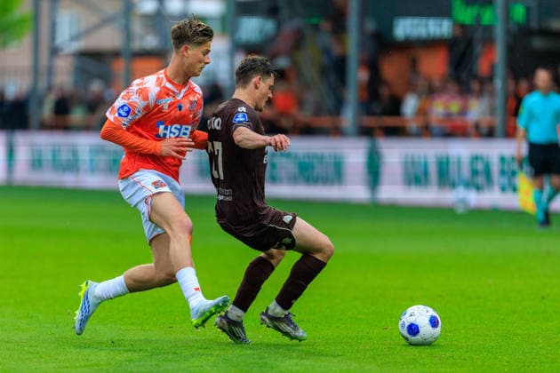 2026-05-17 FC Volendam v SC Telstar - Dutch Eredivisie VOLENDAM, NETHERLANDS - MAY 17: Dave Kwakman of FC Volendam, Patrick Brouwer of Telstar during the Dutch Eredivisie match between FC Volendam and SC Telstar at Kras Stadion on May 17, 2026 in Volendam, Netherlands. Volendam Kras Stadion Netherlands Content not available for redistribution in The Netherlands directly or indirectly through any third parties. Copyright: xMarcelxvanxPlateringenx