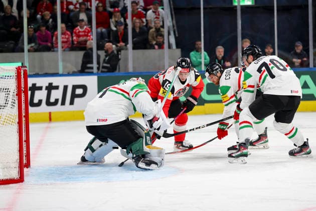 Ice hockey, Eishockey - IIHF WC 2026 ZURICH,SWITZERLAND,17.MAY.26 - ICE HOCKEY - IIHF Ice Hockey World Championship, WM, Weltmeisterschaft 2026, group stage, Austria vs Hungary. Image shows Bence Balizs (HUN), Vinzenz Rohrer (AUT) and Zsombor Garat (HUN).  GEPAxpictures xMaticxKlansek