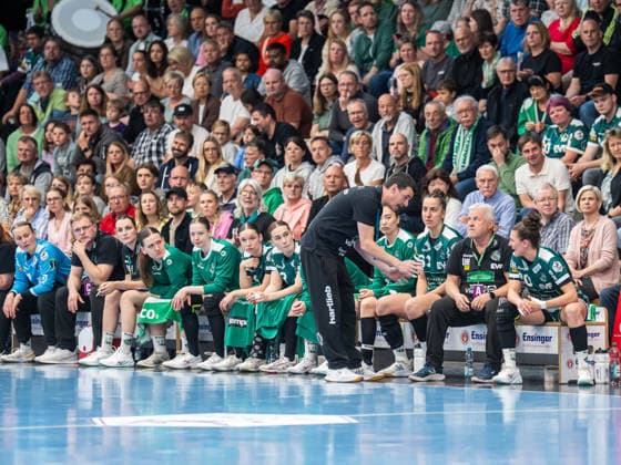 Nico Kiener, Head Coach Frisch Auf Women discusses with his captain Louisa de Bellis Frisch Auf Women, 20 , Frisch Auf Goeppingen vs SV Union Halle Neustadt, Handball, 1 Bundesliga, Season 2025 2026, 17 05 2026 Frisch Auf Goeppingen vs SV Union Halle Neustadt, Handball, 1 Bundesliga, Season 2025 2026, 17 05 2026 Goeppingen Copyright: xMichaelxSchmidt Eibner-Pressefotx EP_MST