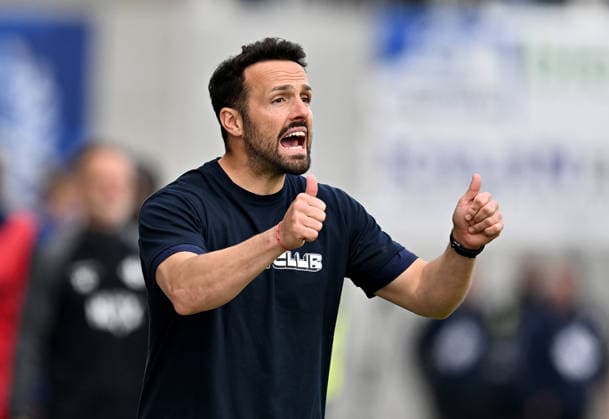17 05 2026, xfux, Fussball 2 Bundesliga, SV Darmstadt 98 SC Paderborn 07 v l Trainer Ralf Kettemann SC Paderborn enttaeuscht, enttaeuscht schauend, dissapointed gibt Anweisungen, gestikuliert, mit den Armen gestikulieren gives instructions, gesticulate, gesticolando DFL DFB REGULATIONS PROHIBIT ANY USE OF PHOTOGRAPHS as IMAGE SEQUENCES and or QUASI VIDEO Darmstadt