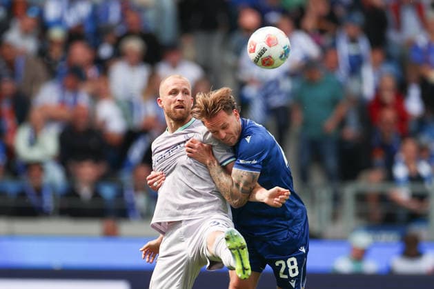 Marcel Franke Karlsruher SC, 28 in duel with Philipp Hofmann VfL Bochum, 33 , Karlsruher SC vs VfL Bochum, 2 Bundesliga, Matchday 34, 2025 2026, 17 05 2026, DFL REGULATIONS PROHIBIT ANY USE OF PHOTOGRAPHS AS IMAGE SEQUENCES AND OR QUASI VIDEO, Karlsruher SC vs VfL Bochum, 2 Bundesliga, Matchday 34, 2025 2026, 17 05 2026 Karlsruhe Copyright: xEibner-Pressefoto JanxPrihodax EP_JPA