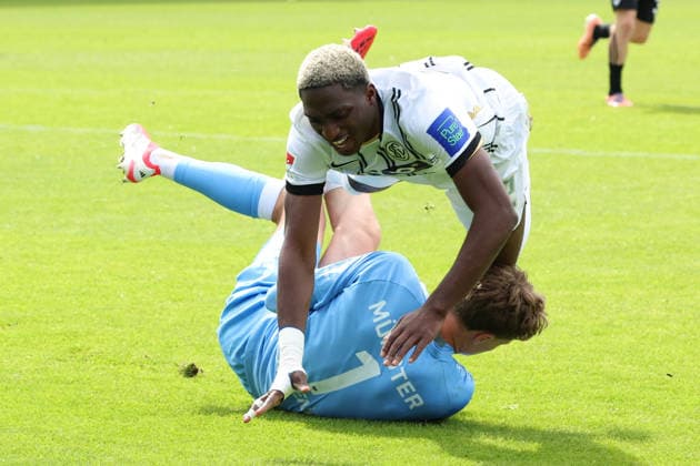 17 05 2026, xrekx, Fußball 2 Bundesliga, SV Elversberg Preußen Münster v l Johannes Schenk Preussen Muenster David Mokwa SV 07 Elversberg Zweikampf, Aktion, action, battle for the ball DFL DFB REGULATIONS PROHIBIT ANY USE OF PHOTOGRAPHS as IMAGE SEQUENCES and or QUASI VIDEO Elversberg