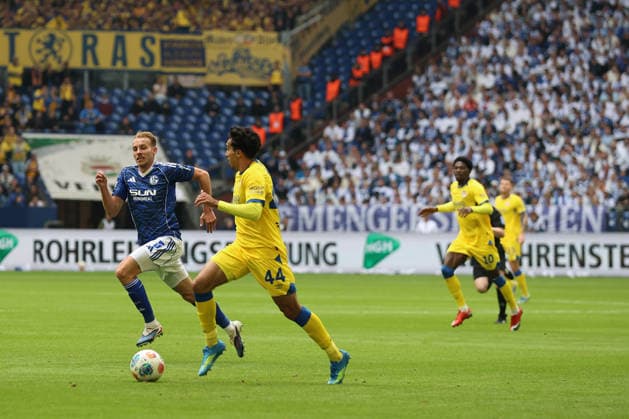 Timo Becker FC Schalke 04 and Johan Gomez Eintracht Braunschweig at the match of the 2 Bundesliga season 2025 26 FC Schalke 04 Eintracht Braunschweig Copyright Thomas Pakusch Copyright: Thomas Pakusch