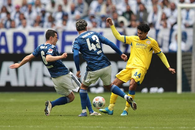 Ron Schallenberg FC Schalke 04 , Mertcan Ayhan FC Schalke 04 and Johan Gomez Eintracht Braunschweig at the match of the 2 Bundesliga season 2025 26 FC Schalke 04 Eintracht Braunschweig Copyright Thomas Pakusch Copyright: Thomas Pakusch