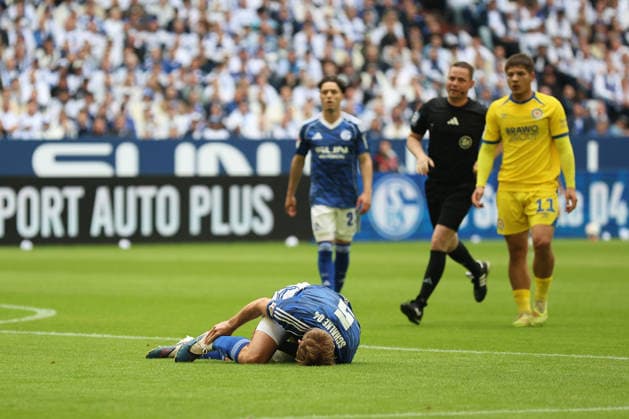 Timo Becker FC Schalke 04 lies on the ground after a foul during the match of the 2 Bundesliga season 2025 26 FC Schalke 04 Eintracht Braunschweig Copyright Thomas Pakusch Copyright: Thomas Pakusch