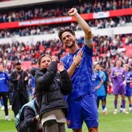 2026-05-17 PSV v FC Twente - Dutch Eredivisie EINDHOVEN, NETHERLANDS - MAY 17: Ricky van Wolfswinkel of FC Twente celebrates his last match for Twente with his son during the Dutch Eredivisie match between PSV and FC Twente at Philips Stadion on May 17, 2026 in Eindhoven, Netherlands. Eindhoven Philips Stadion Netherlands Content not available for redistribution in The Netherlands directly or indirectly through any third parties. Copyright: xBenxGalx