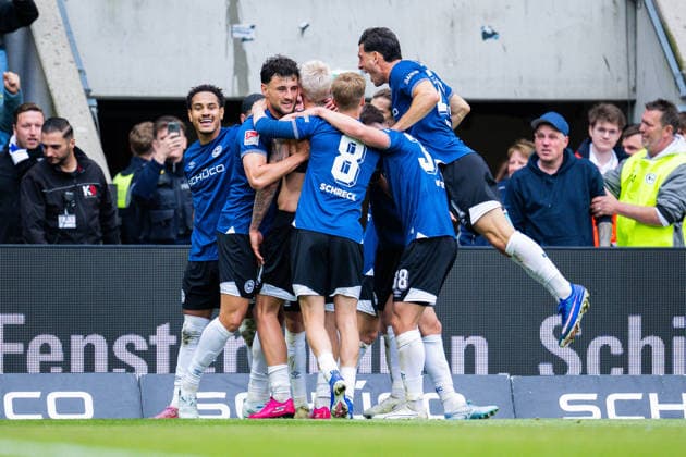 17 05 2026 Soccer, 2025 2026, 2 Bundesliga, Matchday 34, DSC Arminia Bielefeld Hertha BSC Berlin Jubeltraube nach dem Tor zum 2 1 von Joel Grodowski Bielefeld , L R Monju Momuluh Bielefeld , Maximilian Bauer Bielefeld , Sam Schreck Bielefeld , Stefano Russo Bielefeld DFL REGULATIONS PROHIBIT ANY USE OF PHOTOGRAPHS AS IMAGE SEQUENCES AND OR QUASI VIDEO