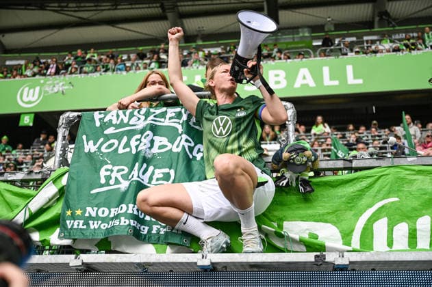 Soccer I Women I Season 2025 2026 I Bundesliga I Matchday 26 I VfL Wolfsburg 1 FC Nürnberg I 17 05 2026 Alexandra Popp 11, VfL Wolfsburg with megaphone after the match with the fans Wolfsburg Volkswagen Arena Niedersachsen Germany Copyright: xLobeca InesxHähnelx