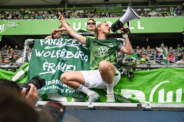 Soccer I Women I Season 2025 2026 I Bundesliga I Matchday 26 I VfL Wolfsburg 1 FC Nürnberg I 17 05 2026 Alexandra Popp 11, VfL Wolfsburg with megaphone after the match with the fans Wolfsburg Volkswagen Arena Niedersachsen Germany Copyright: xLobeca InesxHähnelx