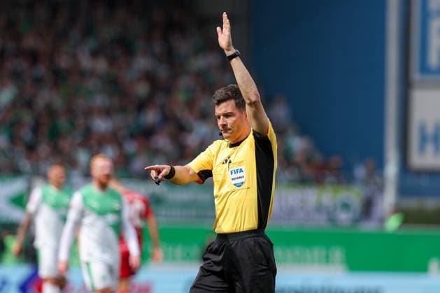 Referee Referee Harm Osmers, SpVgg Greuther Fuerth vs Fortuna Duesseldorf, Football, Men, 2 Bundesliga, DFL, Saison 2025 2026, 34 Spieltag, Rueckrunde, 17 05 2026 DFB regulations prohibit any use of photographs as image sequences and or quasi video Fuerth Bayern Germany Copyright: xkolbert-press MartinxAgüerax