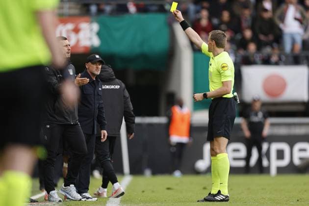 NIJMEGEN - (lr) NEC Nijmegen coach Dick Schreuder, referee Sander van der Eijk during the Dutch Eredivisie match between NEC Nijmegen and Go Ahead Eagles at De Goffert on May 17, 2026 in Nijmegen, the Netherlands. BART STOUTJESDIJK ANP Eredivisie 2025-2026 xVIxANPxSportx xxANPxIVx 558552579 originalFilename: 558552579.jpg