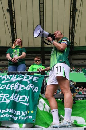 Wolfsburg, Germany 17 May 2026 1 Womens Bundesliga 26 Matchday VfL Wolfsburg vs 1 FC Nürnberg In the picture Alexandra Popp VfL , who is leaving the club at the end of the season after 14 years, is celebrated by the fans of VfL Wolfsburg on the fence to say goodbye Copyright: HMBxMedia MadeleinexFantini