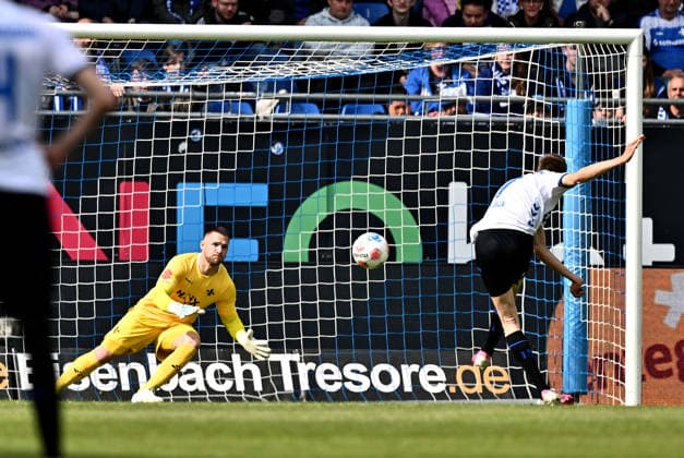 17 05 2026, xfux, Fußball 2 Bundesliga, SV Darmstadt 98 SC Paderborn 07 v l Marcel Schuhen SV Darmstadt 98 , Filip Bilbija SC Paderborn hits the crossbar on the penalty kick DFL DFB REGULATIONS PROHIBIT ANY USE OF PHOTOGRAPHS as IMAGE SEQUENCES and or QUASI VIDEO Darmstadt