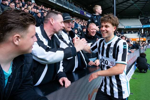 ALMELO , 17 05-2026 , Stadium Asito , season 2025 2026 , Dutch Eredivisie football , match between Heracles Almelo and FC Groningen , picture shows Heracles Almelo player Tarik Hamamioglu with supporters after the match Heracles - Groningen  x203761171x Copyright: