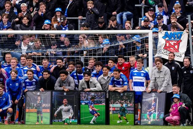 ZWOLLE, 17-05-2026 , MACÂ³PARK , season 2025 2026 , Dutch Eredivisie Football , match between PEC Zwolle and Feyenoord , picture shows PEC Zwolle players pose with players that leave the club PEC - Feyenoord  x203761201x Copyright: