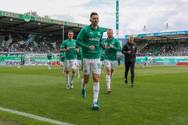 Branimir Hrgota 10 Spvgg Greuther Fuerth and his teammates run into the dressing room before the match, SpVgg Greuther Fuerth vs Fortuna Duesseldorf, Football, Men, 2 Bundesliga, DFL, Season 2025 2026, 34 Matchday, Second round, 17 05 2026 DFB regulations prohibit any use of photographs as image sequences and or quasi video Fuerth Bayern Germany Copyright: xkolbert-press MartinxAgüerax
