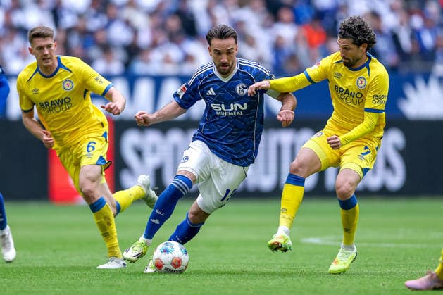 17 05 2026, Football, FC Schalke 04 Eintracht Braunschweig, Matchday 34, 2 Fußball Bundesliga, Veltins Arena Gelsenkirchen, Season 2025 2026 Kenan Karaman Schalke04 19 in duel against Florian Flick Braunschweig 06 Fabio Kaufmann Braunschweig 07 DFB regulations prohibit any use of photographs as image sequences and or quasi video Nordrhein Westfalen Germany