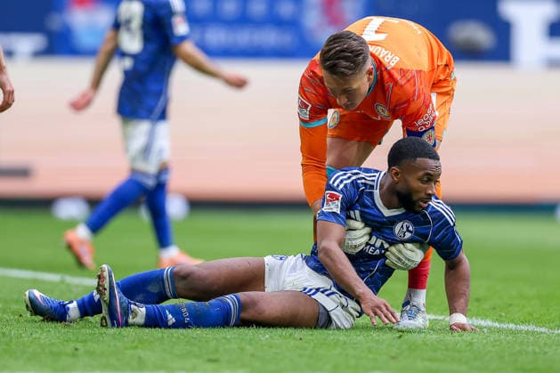 17 05 2026, Football, FC Schalke 04 Eintracht Braunschweig, 34 Matchday, 2 Soccer Bundesliga, Veltins Arena Gelsenkirchen, Season 2025 2026 Goalkeeper Ron Thorben Hoffmann Braunschweig 01 helps Moussa Sylla Schalke04 09 on his feet DFB regulations prohibit any use of photographs as image sequences and or quasi video North Rhine-Westphalia Germany