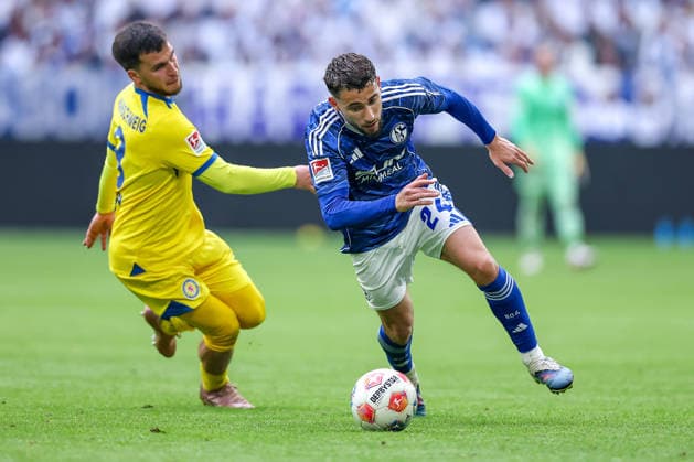17 05 2026, Football, FC Schalke 04 Eintracht Braunschweig, Matchday 34, 2 Fußball Bundesliga, Veltins Arena Gelsenkirchen, Saison 2025 2026 Mehmet Aydin Braunschweig 08 in duel against Adil Aouchiche Schalke04 24 DFB regulations prohibit any use of photographs as image sequences and or quasi video Nordrhein Westfalen Germany