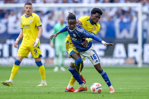 17 05 2026, Football, FC Schalke 04 Eintracht Braunschweig, Matchday 34, 2 Fußball Bundesliga, Veltins Arena Gelsenkirchen, Saison 2025 2026 Mehmet Aydin Braunschweig 10 in duel against Moussa Ndiaye Schalke04 16 DFB regulations prohibit any use of photographs as image sequences and or quasi video Nordrhein Westfalen Germany