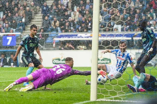 2026-05-17 SC Heerenveen v AFC Ajax - Dutch Vriendenloterij Eredivisie HEERENVEEN, NETHERLANDS - MAY 17: Lucas Rosa of Ajax, Goalkeeper Maarten Paes of Ajax, Dylan Vente of SC Heerenveen, Jorthy Mokio of Ajax during the Dutch Vriendenloterij Eredivisie match between SC Heerenveen and AFC Ajax at Abe Lenstra Stadion on May 17, 2026 in Heerenveen, Netherlands. Heerenveen Abe Lenstra Stadion Netherlands Content not available for redistribution in The Netherlands directly or indirectly through any third parties. Copyright: xAndrexWeeningx