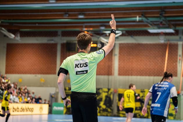HSG Blomberg Lippe GER vs Borussia Dortmund GER Handball, 1 Handball Bundesliga Women, Final, Match 1, 17 5 2026, Season 2025 2026, Dortmund Lucas Hellbusch Referee gives Diana Magnusdottir HSG Blomberg Lippe, 07 a 2 minute penalty Dortmund Sporthalle Wellinghofen Germany