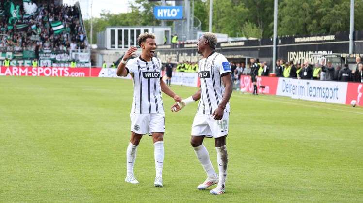 17 05 2026, xrekx, Fußball 2 Bundesliga, SV Elversberg Preußen Münster v l Torjubel nach dem Tor zum celebrating the goal celebrate 3 0 durch BambasÃ ContÃ SV 07 Elversberg mit David Mokwa SV 07 Elversberg DFL DFB REGULATIONS PROHIBIT ANY USE OF PHOTOGRAPHS as IMAGE SEQUENCES and or QUASI VIDEO Elversberg