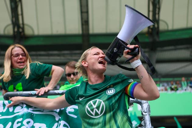 Wolfsburg, Germany 17 May 2026 1 Womens Bundesliga 26 Matchday VfL Wolfsburg vs 1 FC Nürnberg In the picture Alexandra Popp VfL , who is leaving the club at the end of the season after 14 years, is celebrated by the fans of VfL Wolfsburg on the fence to say goodbye Copyright: HMBxMedia MadeleinexFantini