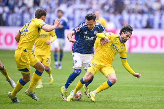 17 05 2026, Football, 2 Bundesliga, Season 2025 2026, Matchday 34, FC Schalke 04 Eintracht Braunschweig, Kenan Karaman FC Schalke 04 , Fabio Kaufmann Eintracht Braunschweig , xRHR PHOTO YYx Copyright: KROEGER RHR-FOTOx RHR-FOTO YY