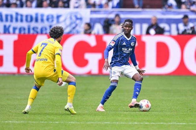 17 05 2026, Football, 2 Bundesliga, Season 2025 2026, Matchday 34, FC Schalke 04 Eintracht Braunschweig, Fabio Kaufmann Eintracht Braunschweig , Moussa Ndiaye FC Schalke 04 xRHR PHOTO YYx Copyright: KROEGER RHR-FOTOx RHR-FOTO YY