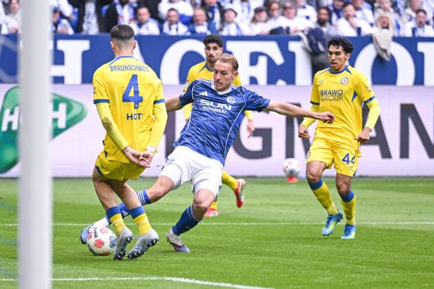 17 05 2026, Football, 2 Bundesliga, Season 2025 2026, Matchday 34, FC Schalke 04 Eintracht Braunschweig, Timo Becker FC Schalke 04 , Andi Hoti Eintracht Braunschweig xRHR PHOTO YYx Copyright: KROEGER RHR-FOTOx RHR-FOTO YY