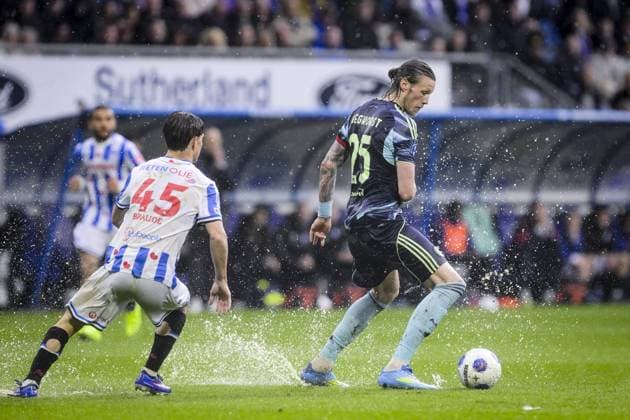 HEERENVEEN - (lr) Isaiah Ahmed of sc Heerenveen and Wout Weghorst of AFC Ajax during the Dutch Eredivisie match between SC Heerenveen and AFC Ajax at the Abe Lenstra Stadium on 17 May 2026 in Heerenveen, the Netherlands. OLAF KRAAK ANP Eredivisie 2025-2026 xVIxANPxSportx xxANPxIVx 558553160 originalFilename: 558553160.jpg