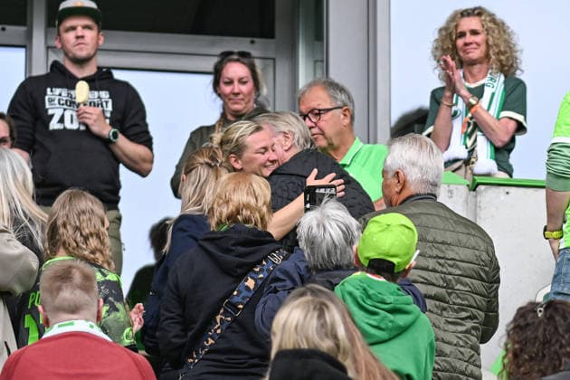 Soccer I Women I Season 2025 2026 I Bundesliga I Matchday 26 I VfL Wolfsburg 1 FC Nürnberg I 17 05 2026 Alexandra Popp 11, VfL Wolfsburg hugs Horst Hrubesch in the stands after the match Wolfsburg Volkswagen Arena Lower Saxony Germany Copyright: xLobeca InesxHähnelx