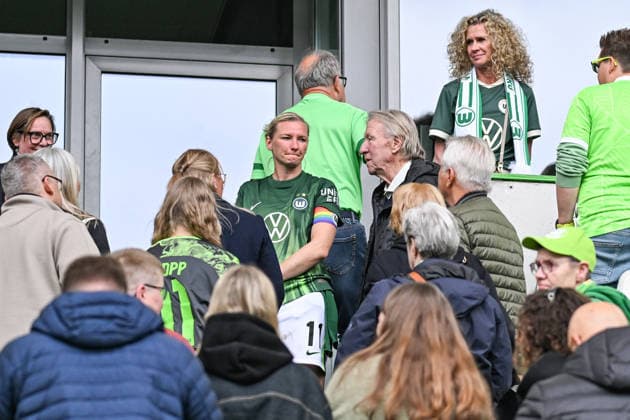Soccer I Women I Season 2025 2026 I Bundesliga I Matchday 26 I VfL Wolfsburg 1 FC Nürnberg I 17 05 2026 Alexandra Popp 11, VfL Wolfsburg and Horst Hrubesch in conversation after the match Wolfsburg Volkswagen Arena Lower Saxony Germany Copyright: xLobeca InesxHähnelx