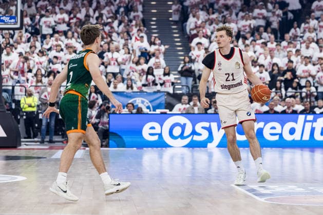 MUNICH, GERMANY - MAY 17: Justus Hollatz (FC Bayern Muenchen, 21) controls the ball against Dexter Akanno (Vet-Concept Gladiators Trier, 2) during the easyCredit Basketball Bundesliga Playoffs Quarterfinal Game 1 between FC Bayern Muenchen vs. Vet-Concept Gladiators Trier at SAP Garden on match 1 of the Playoffs Quarterfinals Best of Five of easyCredit Basketball Bundesliga on May 17, 2026 in Munich, Germany. Bavaria Germany Copyright: xSteffiexWunderlx