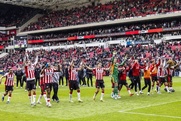 EINDHOVEN , 17-05-2026 , Philips stadium , season 2025 2026 , Dutch Eredivisie football , match between PSV and FC Twente , picture shows PSV players thanking fans PSV - Twente  x203761327x Copyright: