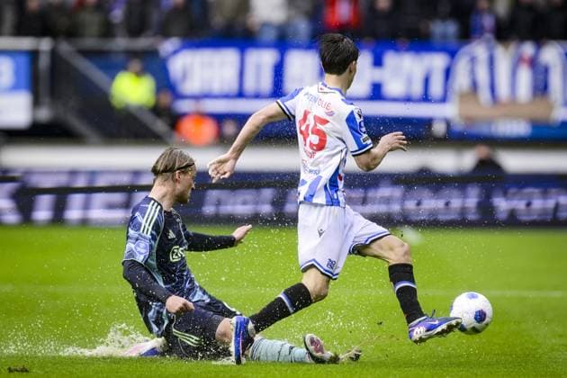 HEERENVEEN - (lr) Kasper Dolberg of AFC Ajax and Oliver Braude of sc Heerenveen during the Dutch Eredivisie match between SC Heerenveen and AFC Ajax at the Abe Lenstra Stadium on 17 May 2026 in Heerenveen, the Netherlands. OLAF KRAAK ANP Eredivisie 2025-2026 xVIxANPxSportx xxANPxIVx 558553310 originalFilename: 558553310.jpg