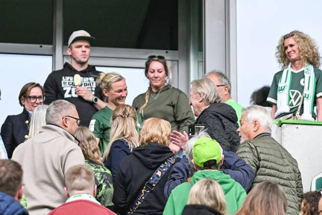 Soccer I Women I Season 2025 2026 I Bundesliga I Matchday 26 I VfL Wolfsburg 1 FC Nürnberg I 17 05 2026 Alexandra Popp 11, VfL Wolfsburg hugs Horst Hrubesch in the stands after the match Wolfsburg Volkswagen Arena Lower Saxony Germany Copyright: xLobeca InesxHähnelx