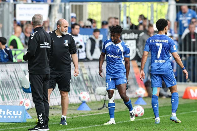 Lubambo Musonda 1 FC Magdeburg,19 has to be substituted due to injury, coach Petrik Sander 1 FC Magdeburg looks on 2 Soccer Bundesliga season 2025 2026 1 FC Magdeburg vs 1 FC Kaiserslautern at the Avnet Arena in Magdeburg Soccer,Man,Men,Germany,17 05 2026