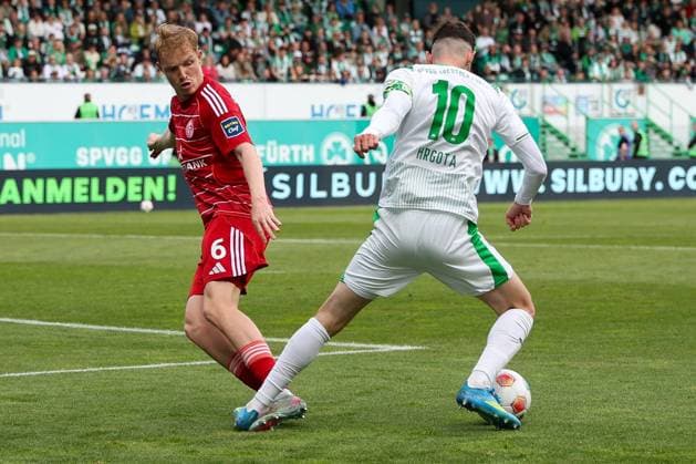 Tim Breithaupt 6 Fortuna Duesseldorf fouls Branimir Hrgota 10 Spvgg Greuther Fuerth in the penalty kick, but the penalty is not given because Hrgota is offside, SpVgg Greuther Fuerth vs Fortuna Duesseldorf, Football, Men, 2 Bundesliga, DFL, Season 2025 2026, 34 Matchday, Second round, 17 05 2026 DFB regulations prohibit any use of photographs as image sequences and or quasi video Fuerth Bayern Germany Copyright: xkolbert-press MartinxAgüerax