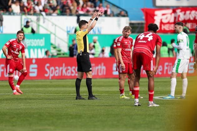 Referee Referee Harm Osmers announces the decision of the VAR, the goal of Noel Futkeu 9 Spvgg Greuther Fuerth is not given, SpVgg Greuther Fuerth vs Fortuna Duesseldorf, Football, Men, 2 Bundesliga, DFL, Season 2025 2026, 34 Matchday, Second round, 17 05 2026 DFB regulations prohibit any use of photographs as image sequences and or quasi video Fuerth Bayern Germany Copyright: xkolbert-press MartinxAgüerax