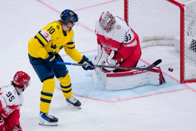 FRIBOURG, SWITZERLAND MAY 17 Simon Holmstrom of Sweden L against goalkeeper Mads Sogaard of Denmark R during the 2026 IIHF Ice Hockey World Championship Switzerland game between Denmark and Sweden at BCF Arena on May 17, 2026 in Fribourg, Fribourg Fribourg BCF Arena Fribourg Switzerland Copyright: xJustPictures.ch JarixPestelaccix jp-en-EuSpIm-JP6_JAR_Denmark_Sweden_17May2026_00007