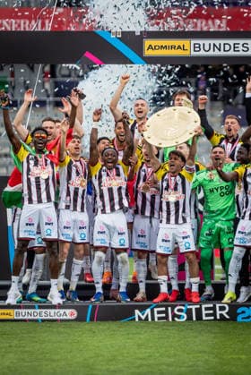 AUSTRIA WIEN - LASK Players of LASK celebrate on podium with trophy being crowned as Austrian football champions during the 32th round of the Admiral Bundesliga football match between Austria Vienna and LASK Linz (Linzer Athletik Klub). Generali Arena, Vienna, Austria, May 17, 2026. Photo by Branislav Racko Copyright: xx _BRR5410