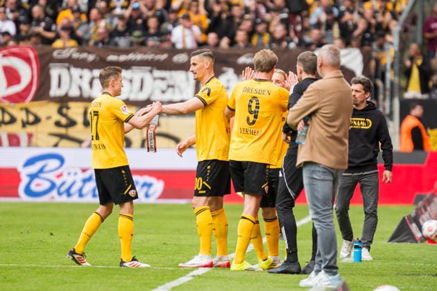 17 05 2026, xomx, Fußball 2 Bundesliga, Dynamo Dresden Holstein Kiel v l Wechsel SGD Fuer Niklas Hauptmann Dynamo Dresden kommt Stefan Kutschke Dynamo Dresden DFL DFB REGULATIONS PROHIBIT ANY USE OF PHOTOGRAPHS as IMAGE SEQUENCES and or QUASI VIDEO Dresden