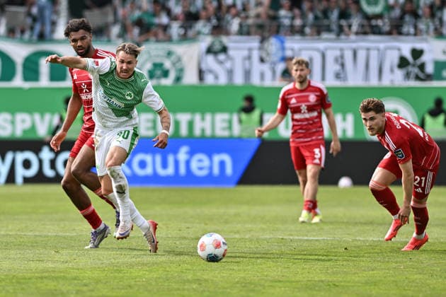 FUERTH, GERMANY - 17. MAI: tackle between Elias EGOULI (Fortuna Düsseldorf 44) and Felix KLAUS (SpVgg Greuther Fuerth 30) during the 2. Bundesliga Match between SpVgg Greuther Fuehrt vs. Fortuna Duesseldorf at Matchday 34 at Sportpark Ronhof Thomas Sommer DFL REGULATIONS PROHIBIT ANY USE OF PHOTOGRAPHS AS IMAGE SEQUENCES AND OR QUASI-VIDEO Copyright: xBEAUTIFULxSPORTS Goldbergx