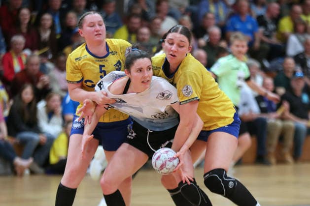 Handball, 2 Alsco HBF HC Leipzig Bergischer HC 17 05 2026 Lea Albers 22, Bergischer HC is attacked by Kim Angelina Lang 5, HC Leipzig and Laura Klocke 13, HC Leipzig 2 Alsco Handball Bundesliga Women, HBF, Season 2025 2026, 28 Matchday HC Leipzig vs Bergischer HC on 17 05 2026 at Sporthalle Brüderstraße Leipzig Copyright: xBEAUTIFULxSPORTS JanxKaeferx