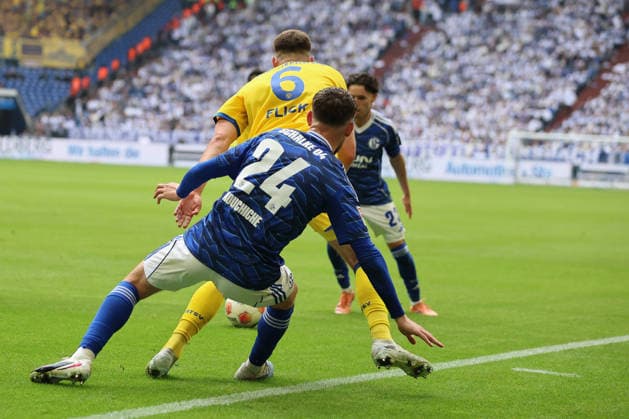 Adil Aouchiche FC Schalke 04 and Florian Flick Eintracht Braunschweig at the match of the 2 Bundesliga season 2025 26 FC Schalke 04 Eintracht Braunschweig Copyright Thomas Pakusch Copyright: Thomas Pakusch