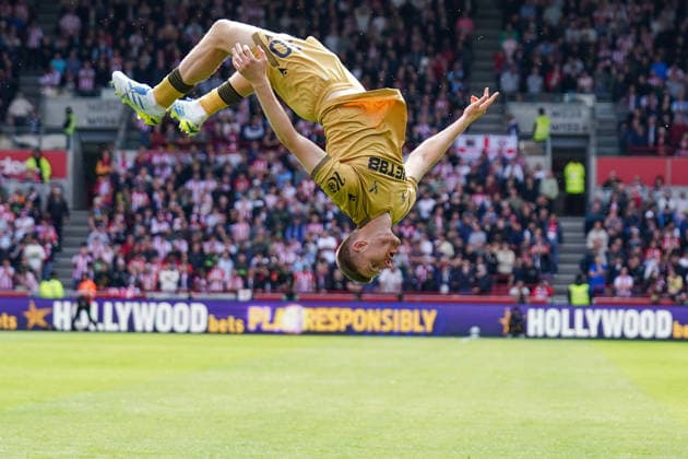 Sport Bilder des Tages 17th May 2026; Gtech Community Stadium, Brentford, London, England; Premier League Football, Brentford versus Crystal Palace; Adam Wharton of Crystal Palace FC backflip celebrations DuncanxJack