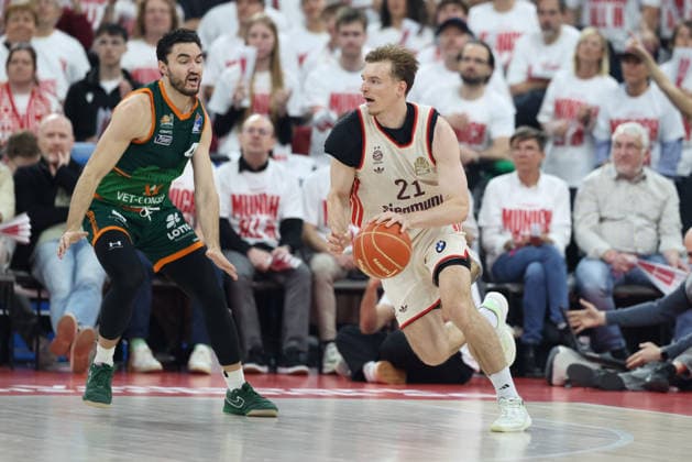 Justuz Hollatz FC Bayern Basketball, 21 with ball with Clay Guillozet Vet Concept Gladiators Trier, 04 , GER, FC Bayern Basketball vs Vet Concept Gladiators Trier, Basketball, easycredit Basketball Bundesliga, Playoffs, Quarterfinals Season 2025 2026, 17 05 2026, GER, FC Bayern Basketball vs Vet Concept Gladiators Trier, Basketball, easycredit Basketball Bundesliga, Playoffs, Quarterfinals Season 2025 2026, 17 05 2026 Muenchen Copyright: xEibner-Pressefoto JennixMaulx EP_JML